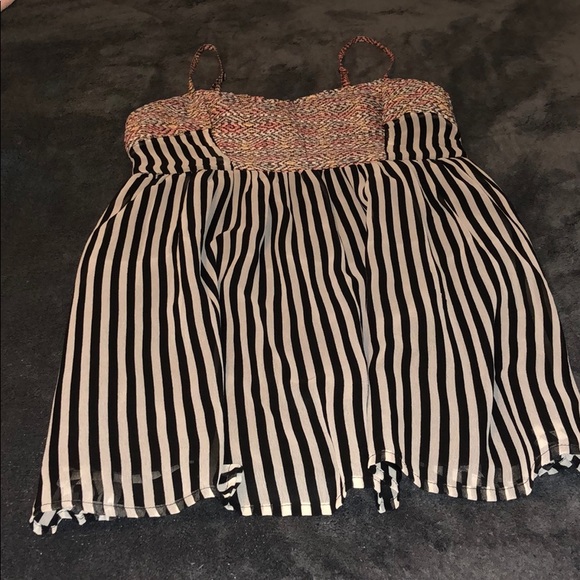 ** Fun dress just in time for the summer 🌞 - Picture 2 of 7